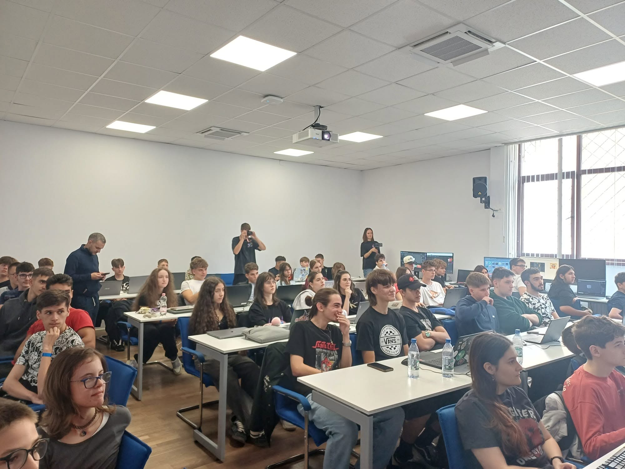 Participanți DevRush într-un laborator de informatică