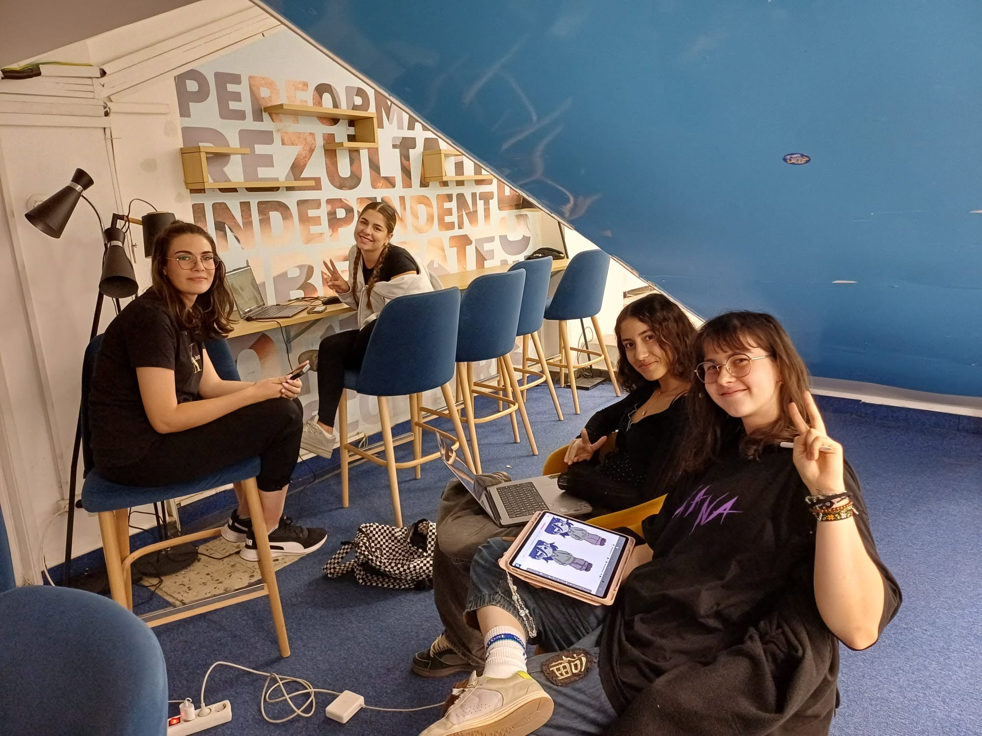 Echipă de participante lucrând împreună la DevRush